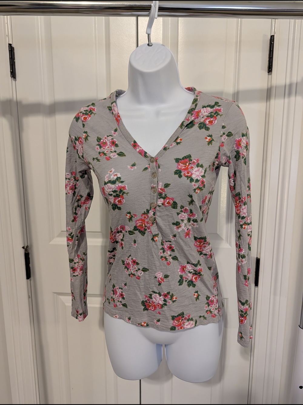 Billabong Gray Floral Button-Front Long Sleeve Top